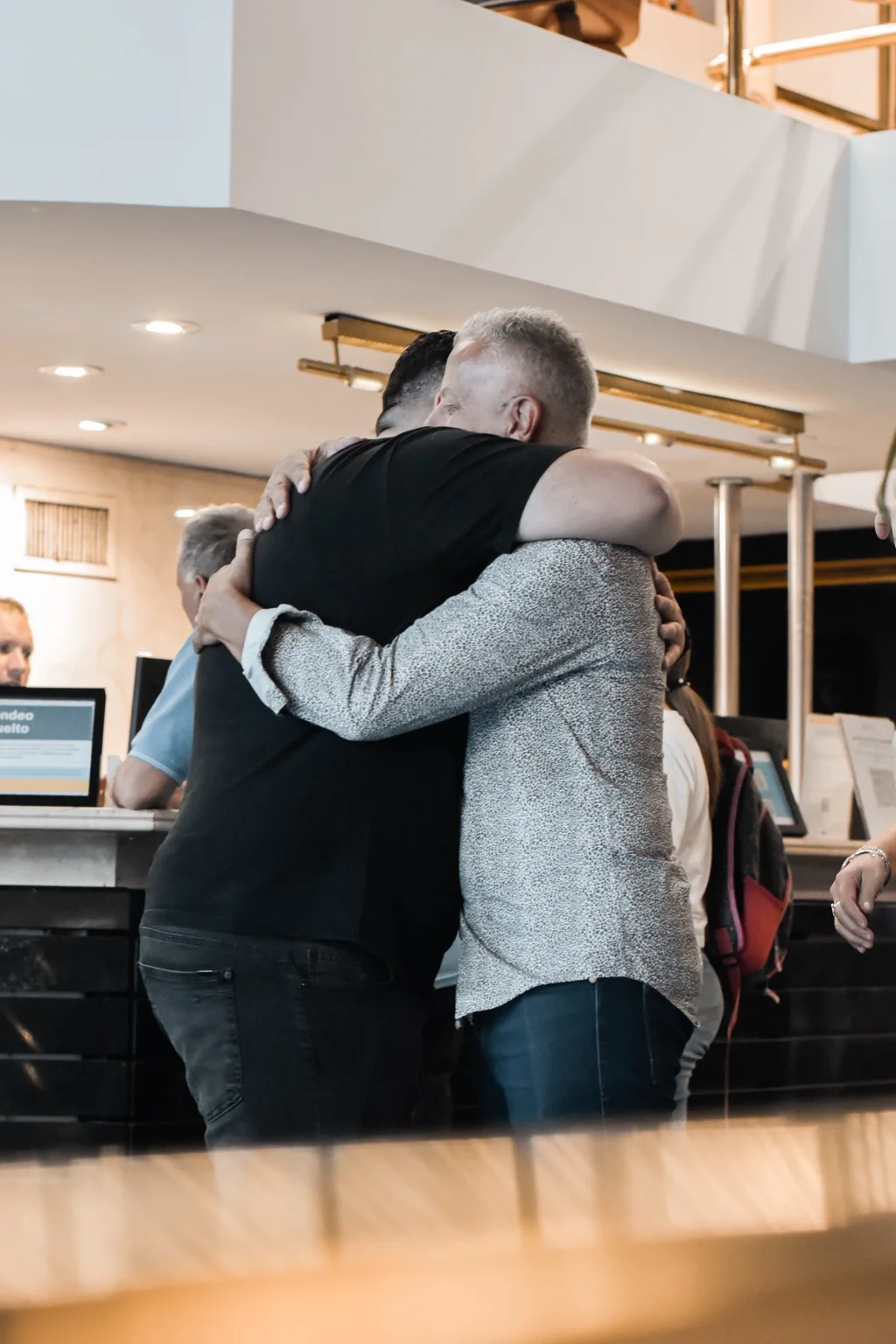 Un abrazo entre miembros de la familia de Casa Paterna