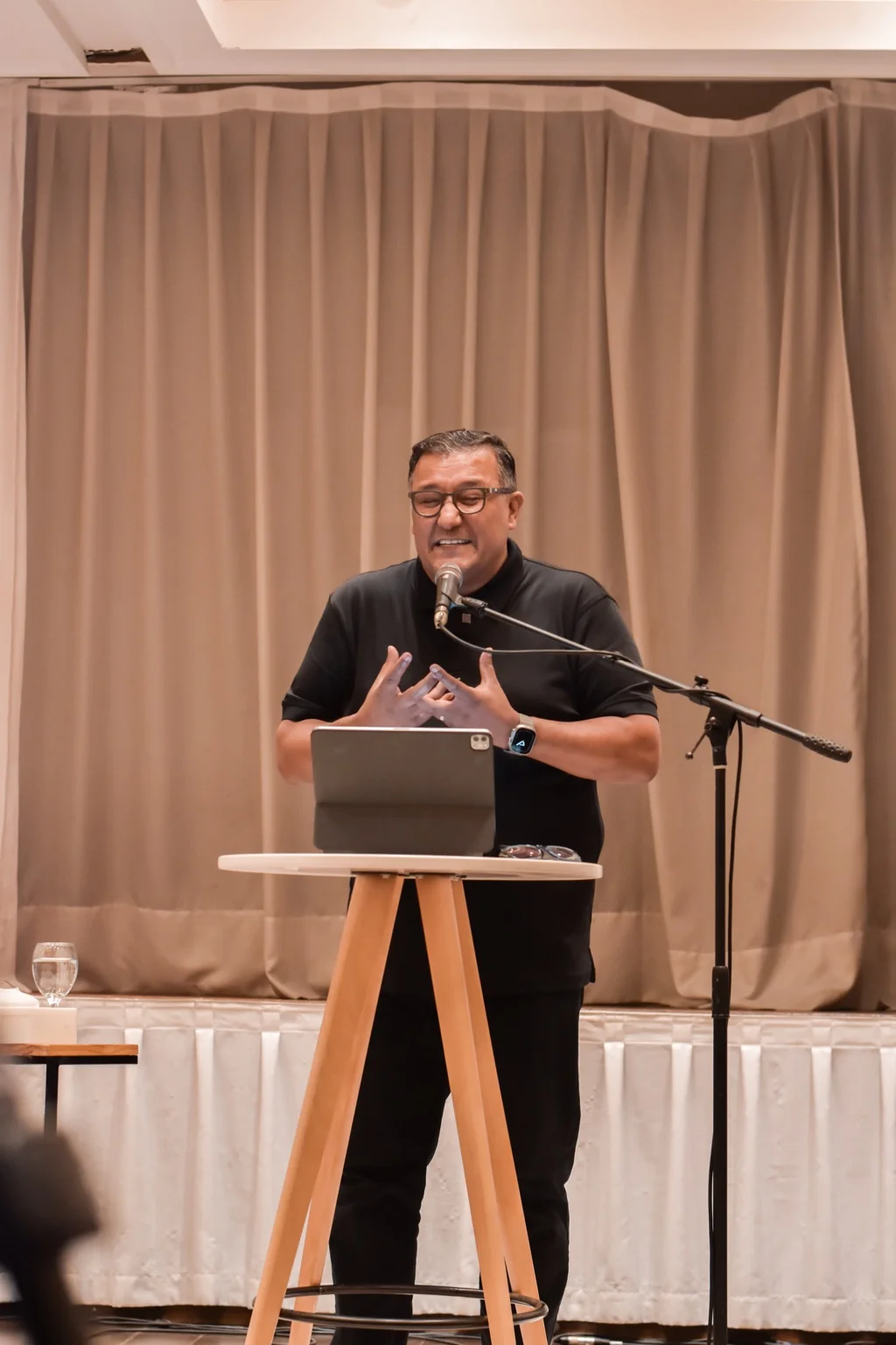 Gustavo Lara compartiendo la Palabra